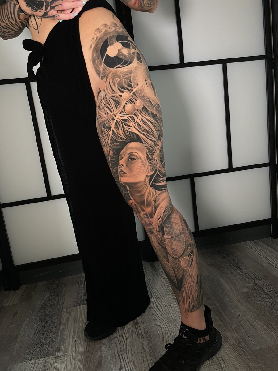 TmTattos's tweet photo. Mermaid leg sleeve on @louloubellexxo 

@BishopRotary @HustleButter 
#tattoo #mermaid #mermaidtattoo #legsleeve #blackandgrey #blackandgreytattoo #girlswithtattoos #tattooedgirls #besttattoos #virginiabeach #realism #realistictattoos https://t.co/kOhBkJwZEo