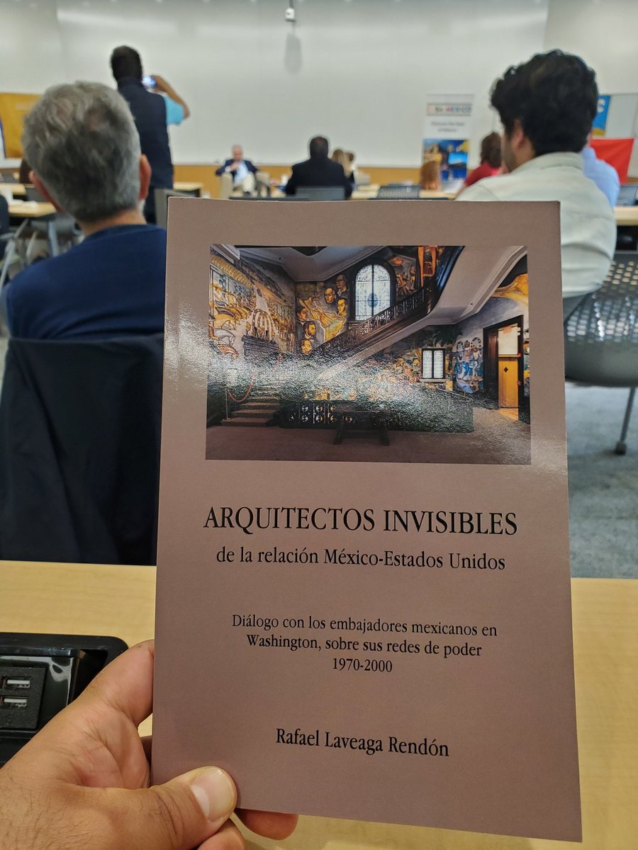El Consul mexicano Rafael Laveaga Rendón presentando su libro sobre los embajadores como "Arquitectos Invisibles" en las relaciones internacionales. CLALS con las redes de profesionistas mexicanos en D.C.