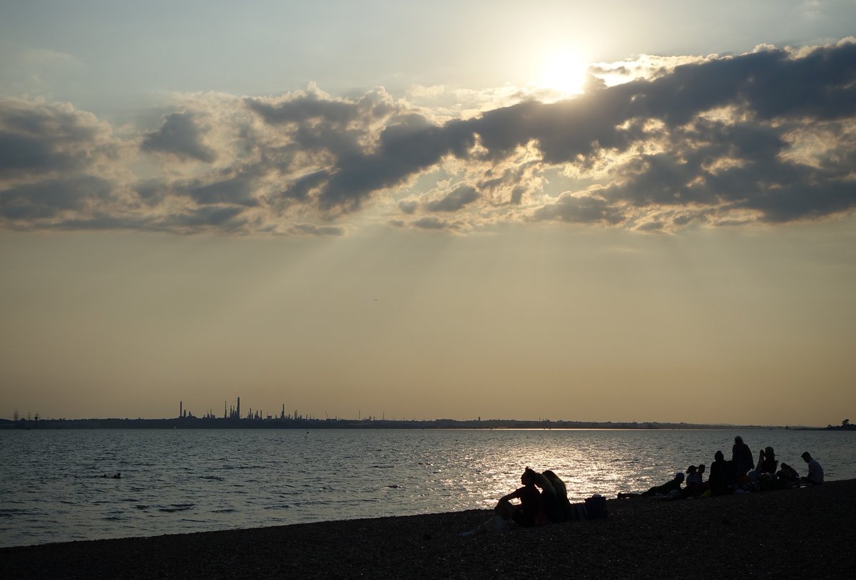 Fawley Refinery and summer on the Solent. #heatwaveuk #loveukweather @CloudAppSoc @BBCSouthWeather #beachlife #StormHour