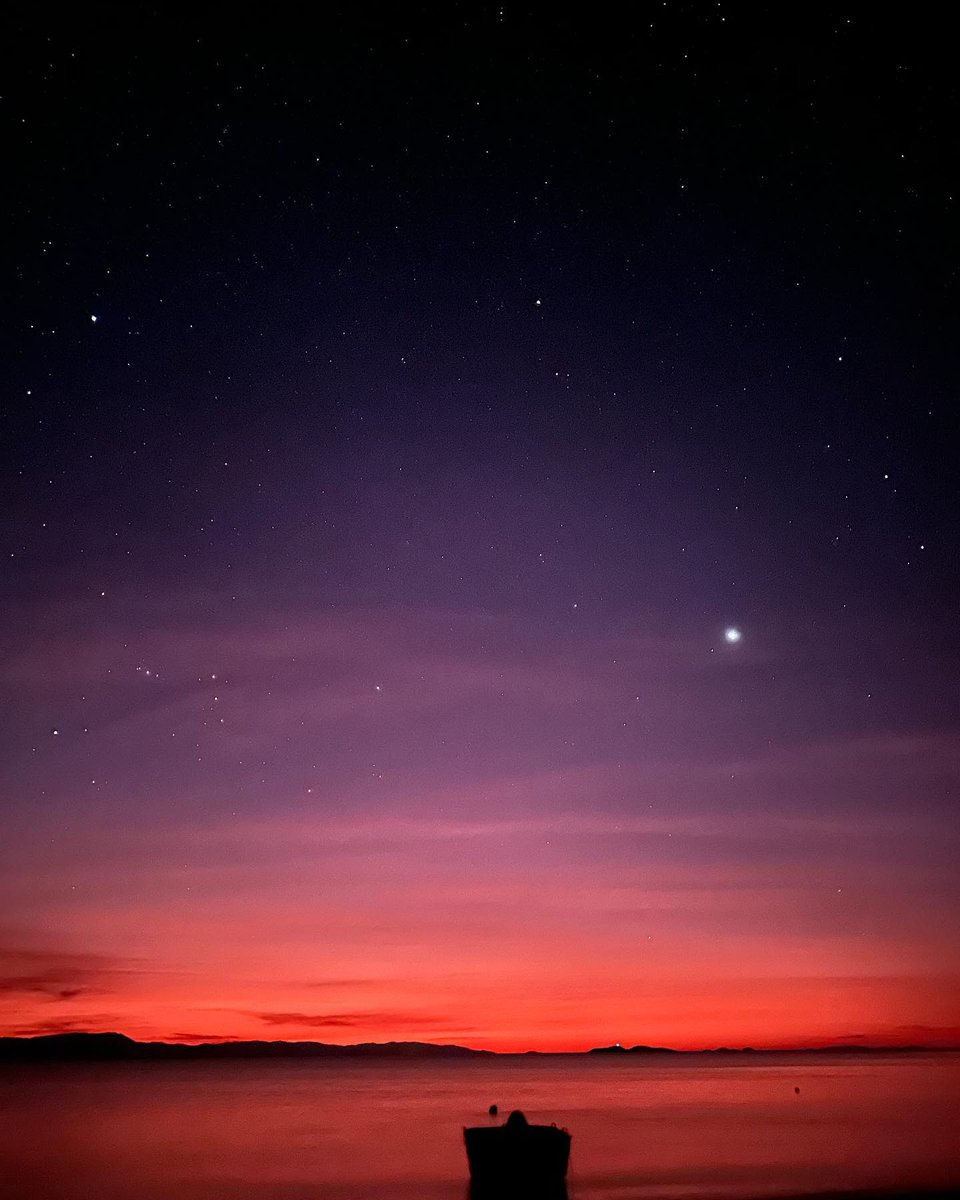 Anyone else loving these winter sunsets, especially when its coupled with a view like this! Picture perfect. 
📍 Magnetic Island. Thanks for sharing 📷 @jenitavrijswijk.
#upforunexpected