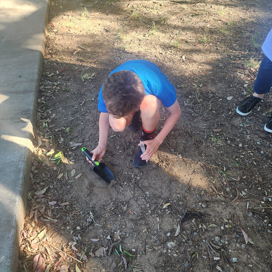 IMBatUQ's tweet photo. IMB's Maite Amado recently volunteered at the Lazos LatinOz community school to deliver hands-on science experience in Spanish. Students learnt about our #SoilsforScience program, collected soil samples & stamped their hands in agar plates to see the diversity of microorganisms. https://t.co/14QCjMfgfW