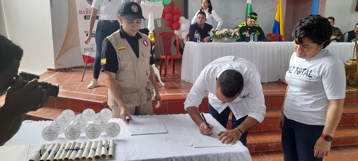 Ingenieros_EJC's tweet photo. @COL_EJERCITO a través del Brigada de Ingenieros de Desminado Humanitario, realizaron la entrega del municipio Barranco de Loba, #Bolívar, como territorio libre de sospecha de minas antipersonal. El trabajo beneficia a más de 15.000 pobladores.

#GarantesDelDesarrollo https://t.co/YTJn5A8n4r