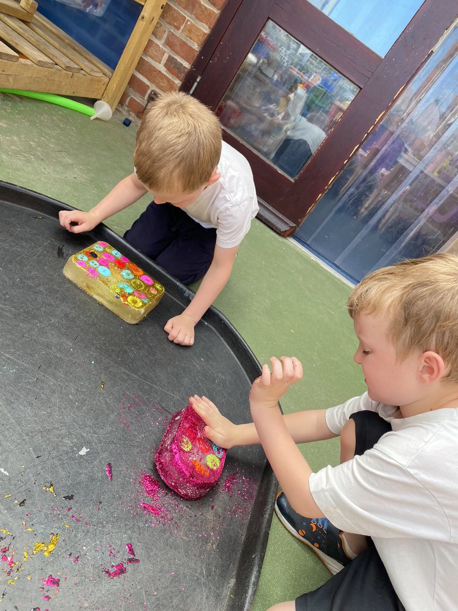 DigbyPrimary's tweet image. Pixies exploring ice to keep cool today, finding ways to release items frozen in the ice.  Lots of exciting discussion about melting #SpiresEYFS #SpiresScientists