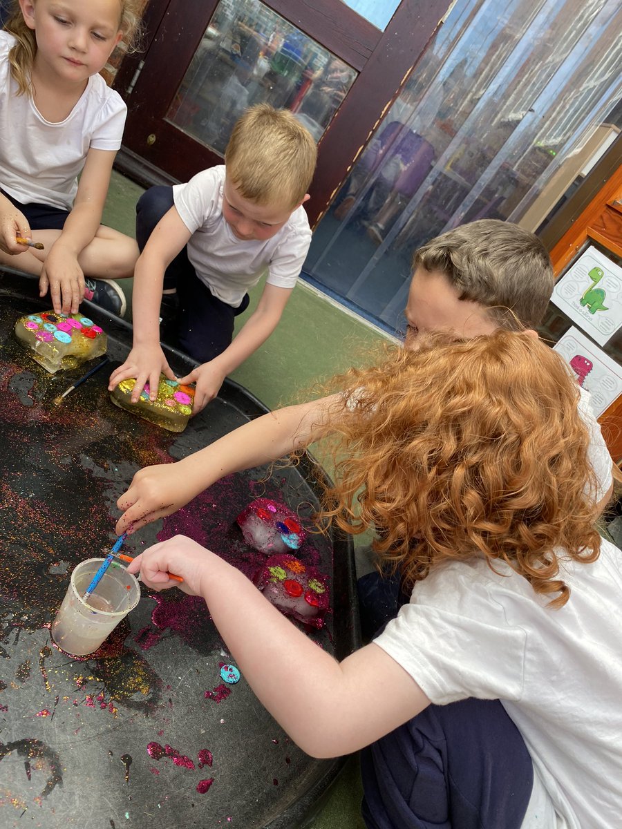 DigbyPrimary's tweet image. Pixies exploring ice to keep cool today, finding ways to release items frozen in the ice.  Lots of exciting discussion about melting #SpiresEYFS #SpiresScientists
