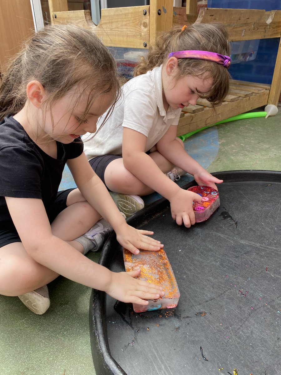 DigbyPrimary's tweet image. Pixies exploring ice to keep cool today, finding ways to release items frozen in the ice.  Lots of exciting discussion about melting #SpiresEYFS #SpiresScientists