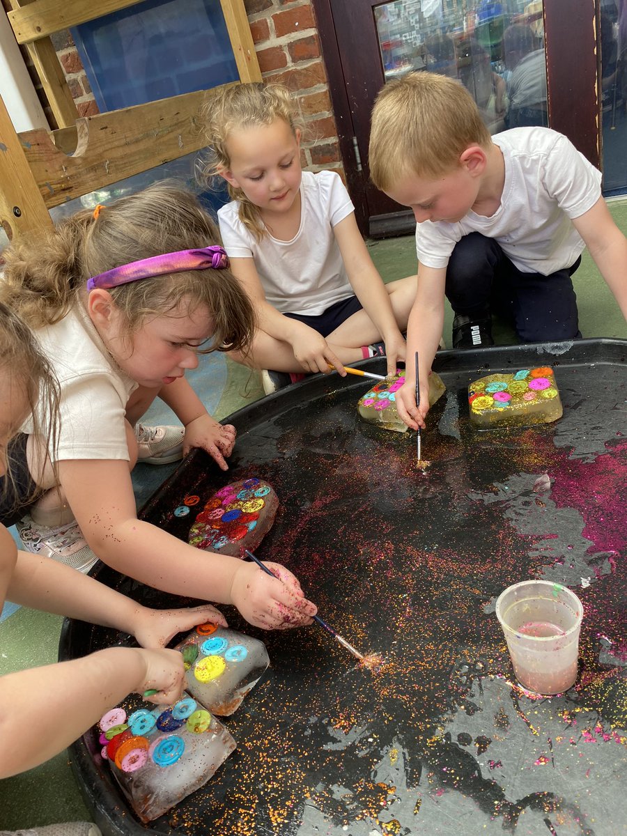 DigbyPrimary's tweet image. Pixies exploring ice to keep cool today, finding ways to release items frozen in the ice.  Lots of exciting discussion about melting #SpiresEYFS #SpiresScientists