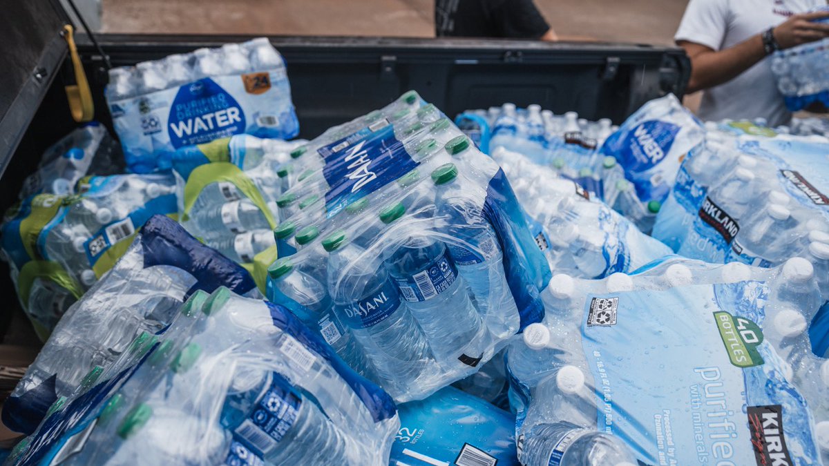 Thank you to everyone who donated cases of water today for the Nashville Rescue Mission and helping to serve the community here in Nashville 💜🖤 #ALLIN