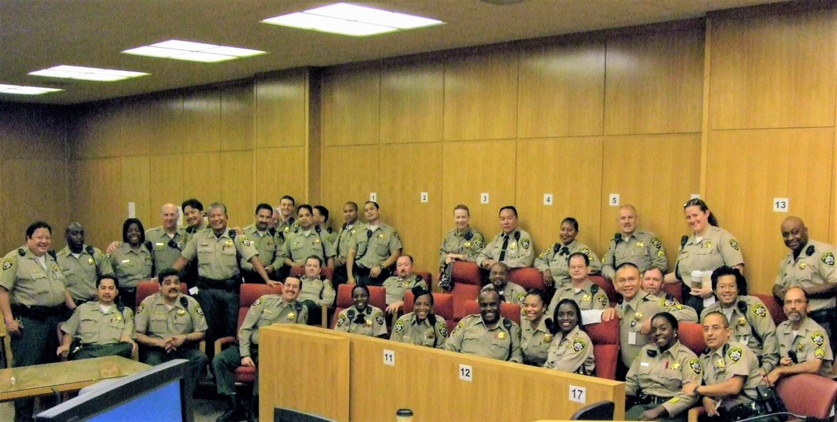 #sfso #throwbackthursday ⭐️⭐️⭐️ How many deputies do you recognize in this photo? #bailiff group pic at the Hall of Justice Courts circa 2008.

#peaceofficers #publicsafety #partner #sfsocares #deputy #deputylife #court #memories #throwback #tbt