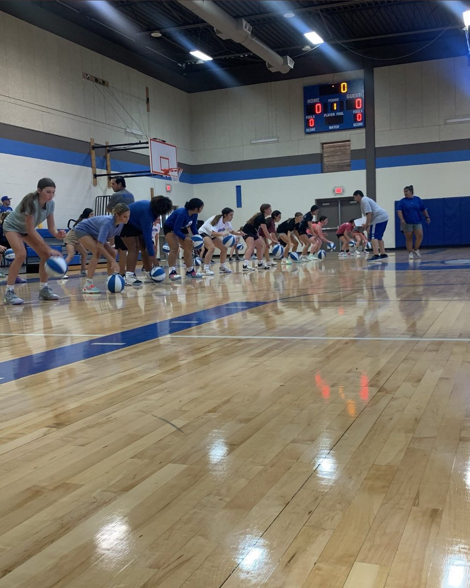 BanderaLadyHoop's tweet photo. Second session was awesome. Future Lad Bulldogs came to work! Nothing like a hot gym with kiddos who want to work! 
#HeartandSoul https://t.co/jsEWfYC5lP