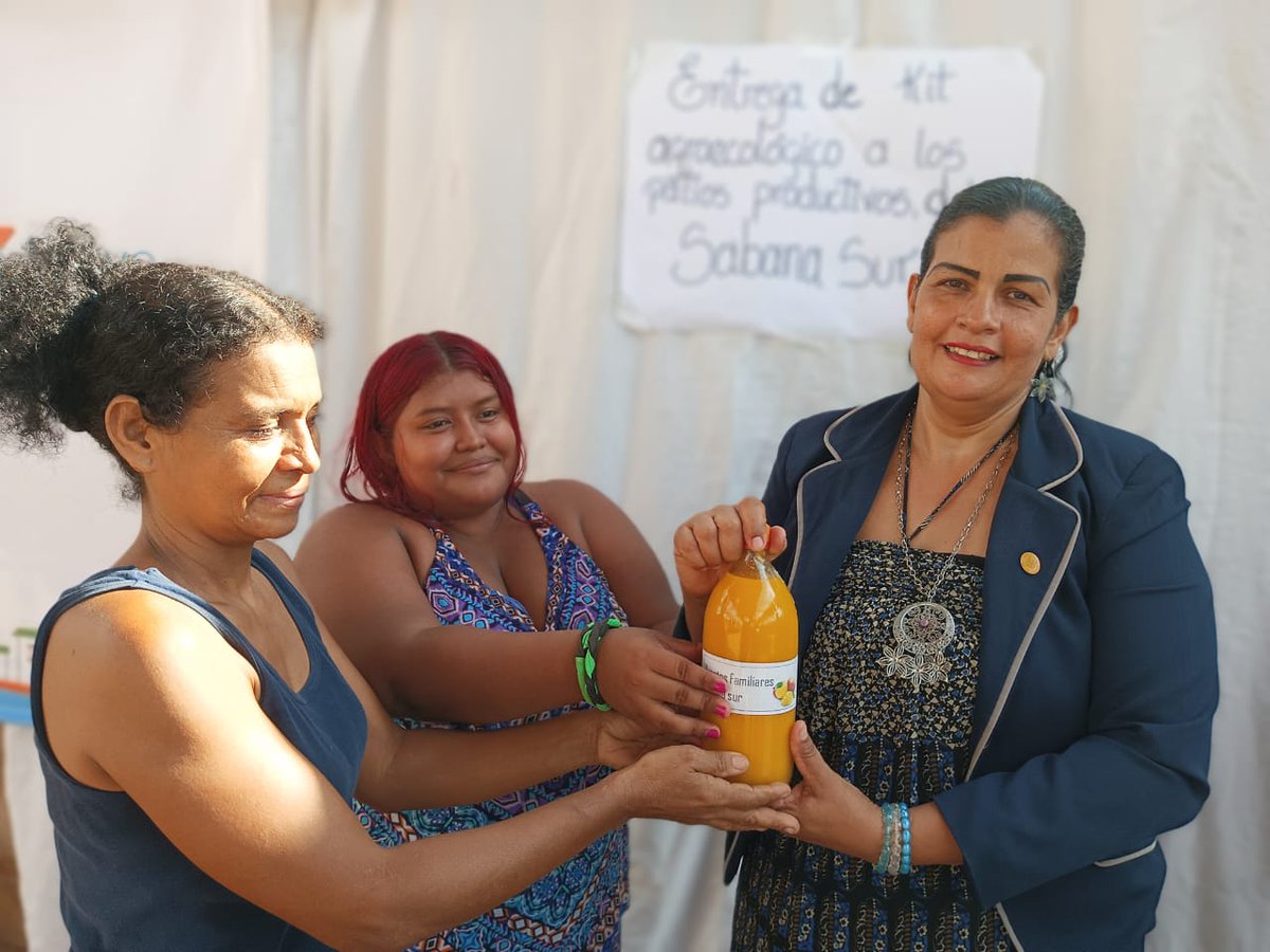 CESAP_AC's tweet photo. En #Zulia, el proyecto "Dignidad y Empoderamiento para la Mujer" de @Nuevoamanecer_a, asociada del Grupo Social Cesap, entregó implementos a 120 mujeres de San Francisco para la creación de huertos familiares. Porque hacemos las cosas en #ModoCesap #Formamos https://t.co/HExBtu1CNW