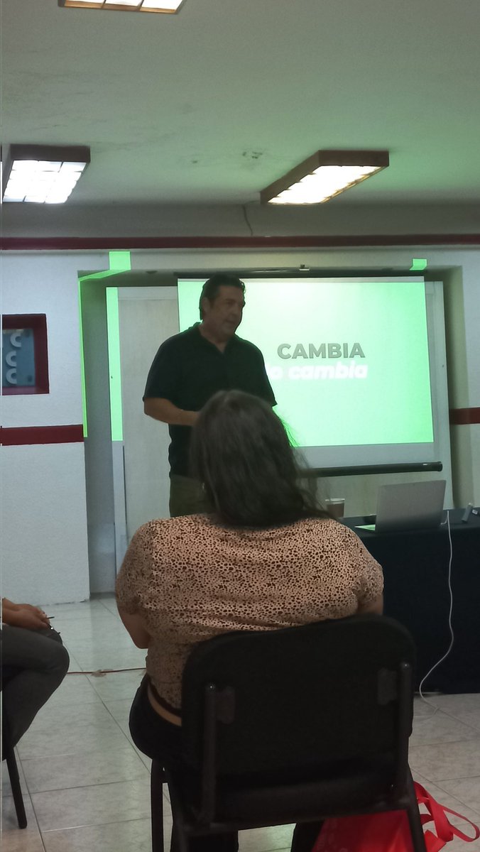 PacoElviraMX's tweet photo. Iniciamos la jornada de capacitación los integrantes del club de Periodistas de México Delegación Isla con
@OliverOlea #MarcaDigital #PosicionamientoDeMarca auspiciado por @CEAPP_V https://t.co/AYYmu2Wgxs