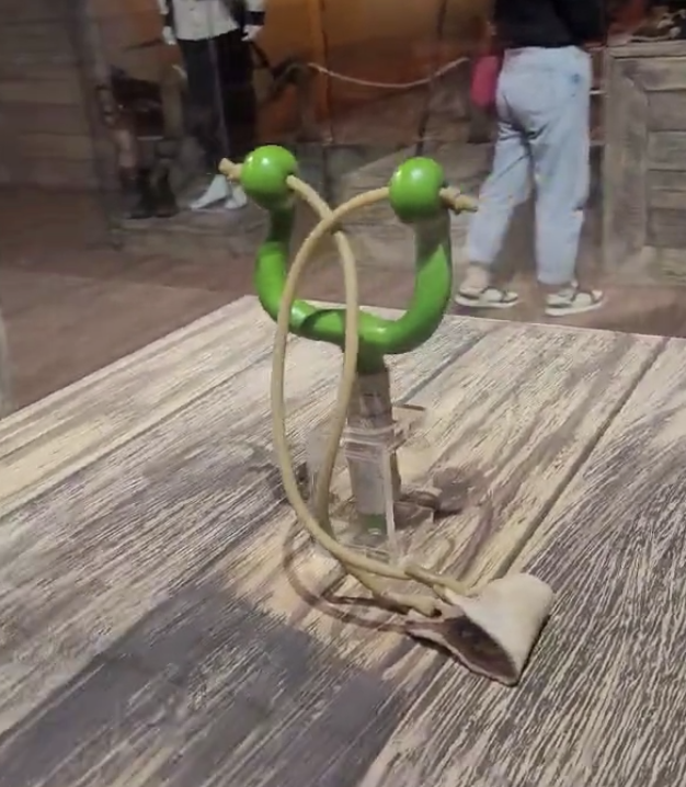 Jumaralo Hex on Twitter "RT newworldartur Official prop of Usopp's slingshot in the One Piece