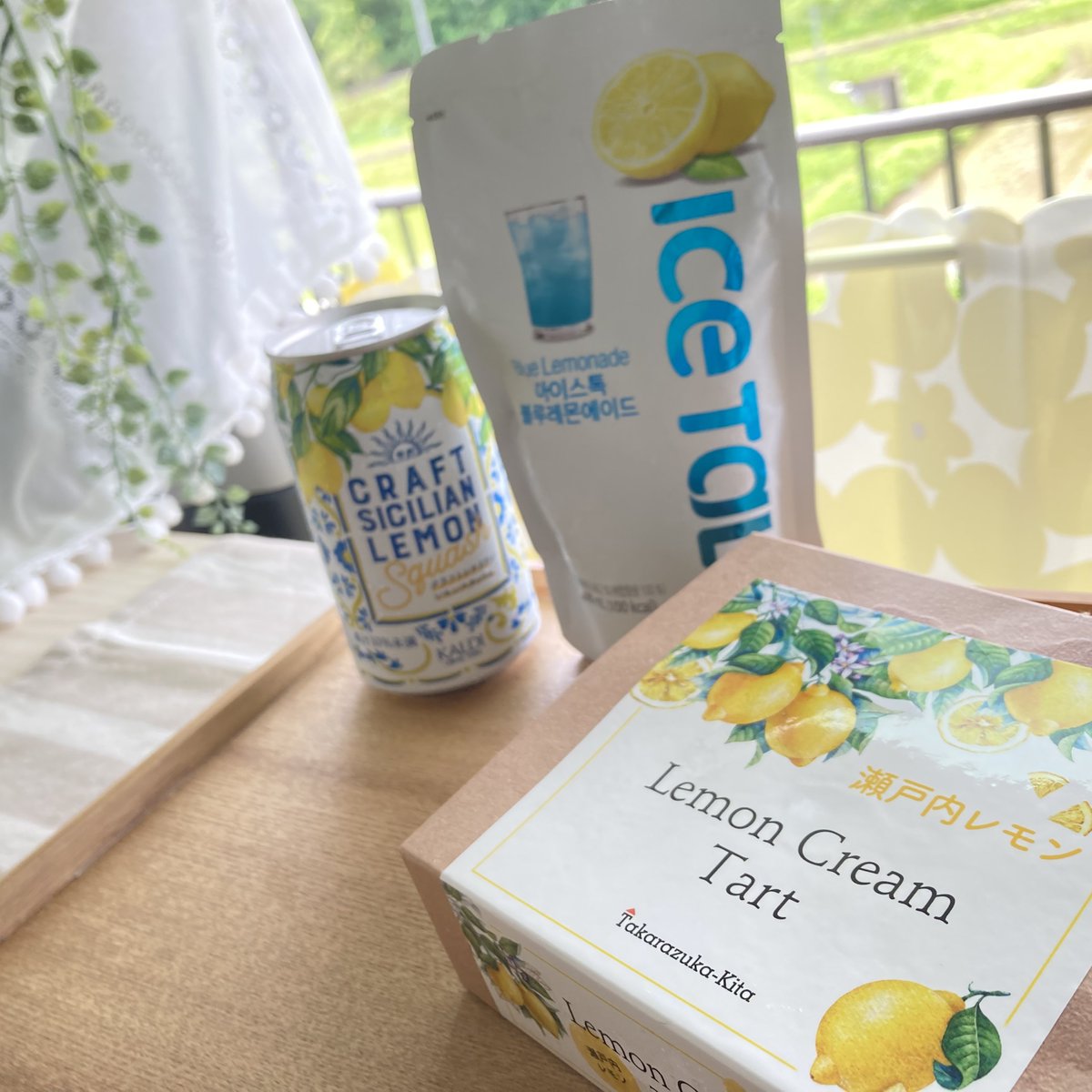 APPLECAT2022's tweet photo. 動画アップしました🎥
レモンのパッケージに心惹かれる季節ですね🍋💕

https://t.co/Qv1k2ktnr8

#タントファンクロス #ファンクロス 
#車中泊 #軽自動車 #車中カフェ #レモン #レモンスカッシュ #icetalk #カーテン #田園風景 #ドライブ #ムーミン https://t.co/DEpKtt3vKU