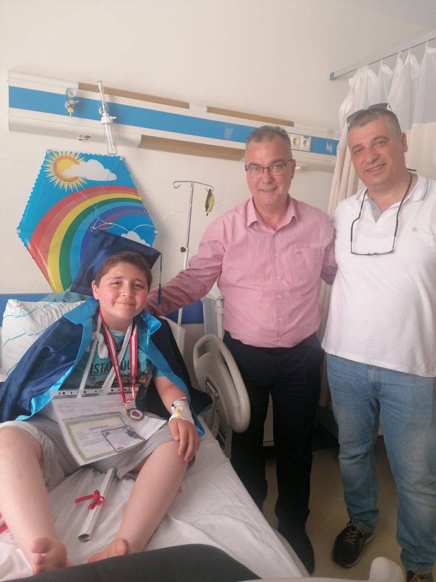 UIlkokulu's tweet photo. Bu dönem ilk karnemizi Mezuniyet Töreni öncesi düşerek kolunu kıran 4/A sınıfı öğrencimiz Berat KEÇECİ’ ye öğretmeni Ayhan ARDA ile birlikte verdik. Halen hastanede olan  olan öğrencimize acil şifalar diliyoruz. @ersanulusan   @Mustafa_Eldivan @hete61 @CorluMem https://t.co/PikrL87rjz