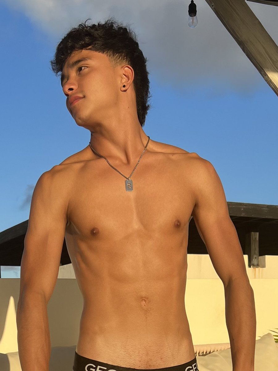 sebasxhatt's tweet photo. Tomando el sol ☀️ 
Sun is shine !! 🤩❤️‍🔥 https://t.co/CtesRkJRNv