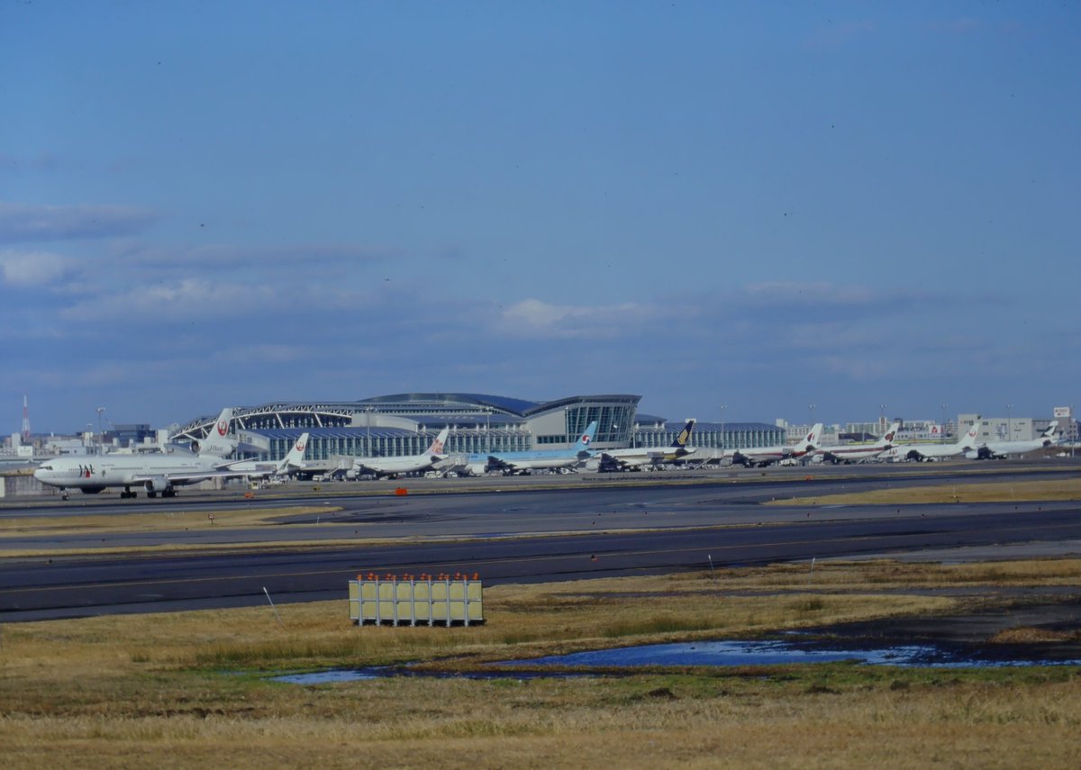 昔の福岡空港国際線ターミナルの1枚
最近はB737/A321が多いです。