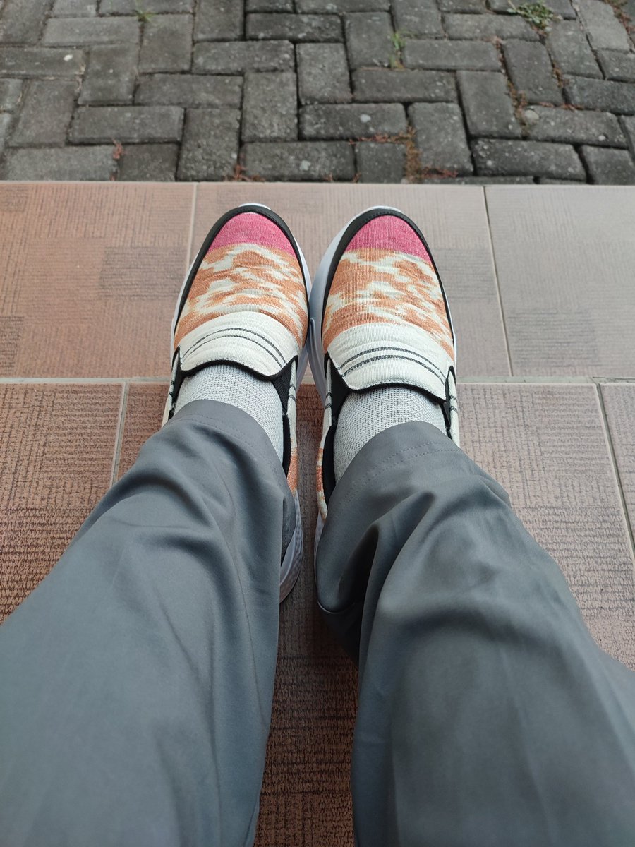 Sepatu buatan Troso, Jepara. Bahannya menggunakan kain tenun khas desa ini. Keren.

A shoe made from a woven garment made in Troso, Jepara. Beautiful. Feels good on my foot. 
 
#Jepara #JawaTengah #Indonesia #footwear