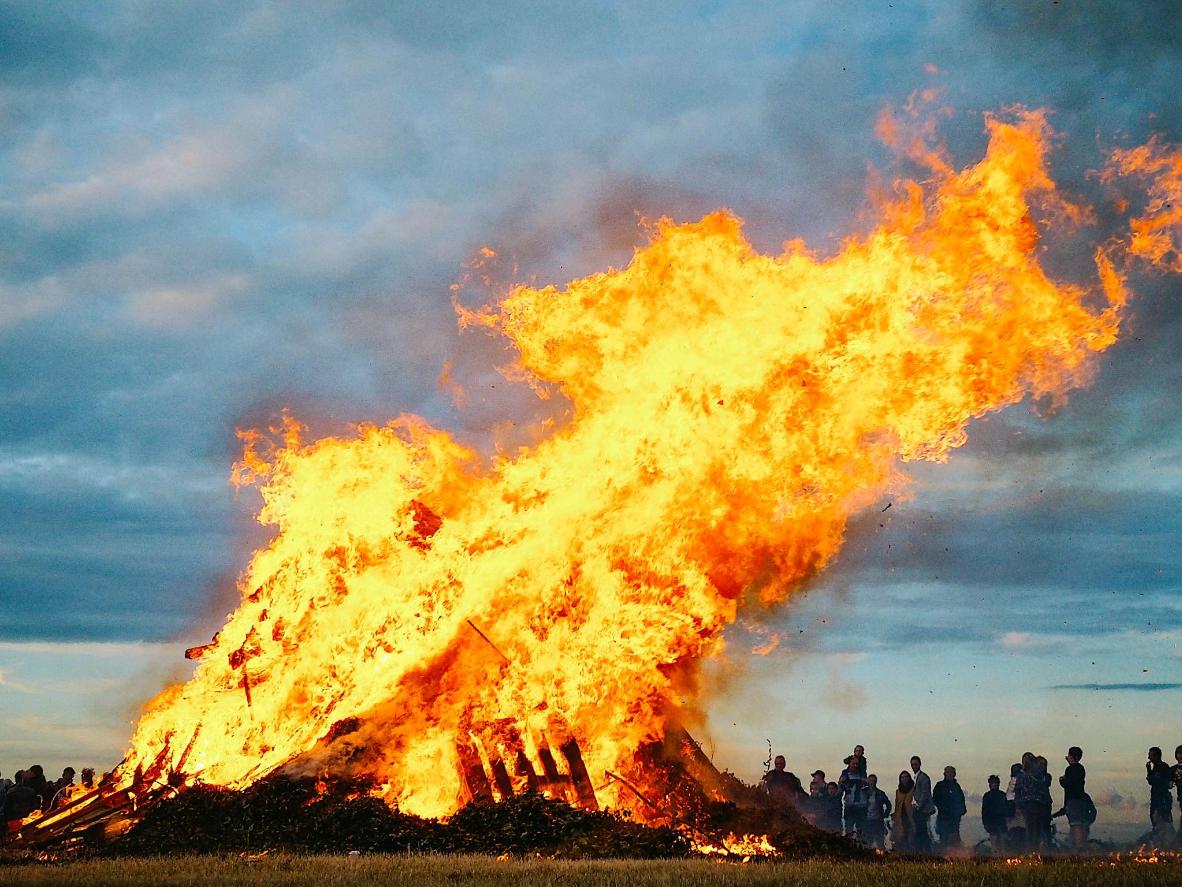 LITHA FIRES-Four spectacular Midsummer's Day bonfires from around Britain,including Croydon
