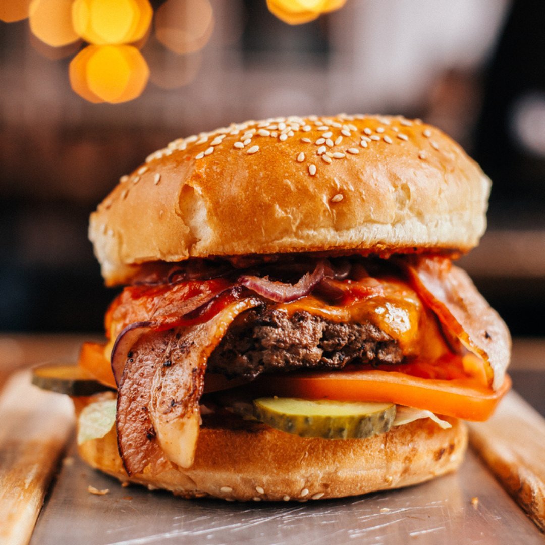 🍔 Prepare to witness six chefs compete in the ultimate Burger Battle at the Smoke N Bones BBQ, presented by Northern Fireplace! 🏆🔥

📆 Saturday, June 17
🕐 12:45 p.m. – 1:30 p.m.
📍Confederation Park, REAL District

realdistrict.ca/events/smoke-n…

 #SmokeNBonesBBQ #REALDistrict