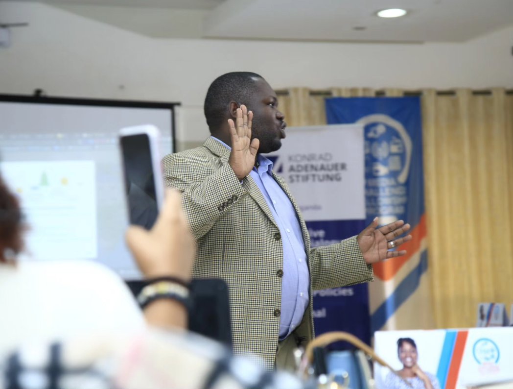 IMChallengeug's tweet image. With immersive storytelling, journalists craft stories by adding layers of interactivity to create immersion unlike in other media formats.

Our #MediaFellowshipUg fellows learnt how to use VR Gear for immersive storytelling from @ultimate_UMC&apos;s @gbusinge and @tumwineedward .