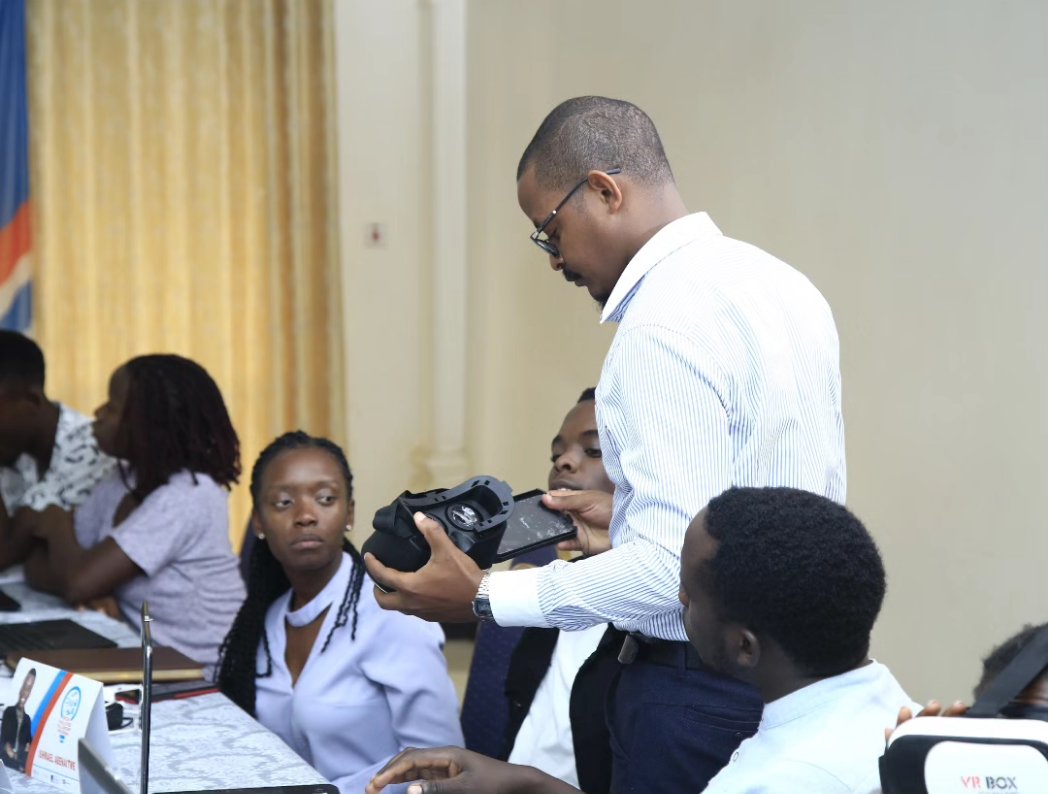 IMChallengeug's tweet image. With immersive storytelling, journalists craft stories by adding layers of interactivity to create immersion unlike in other media formats.

Our #MediaFellowshipUg fellows learnt how to use VR Gear for immersive storytelling from @ultimate_UMC&apos;s @gbusinge and @tumwineedward .