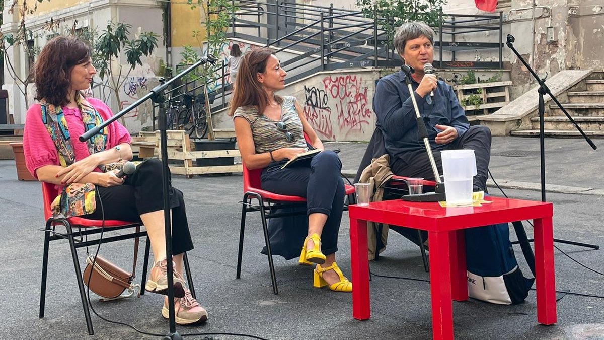 antpavolini's tweet photo. Bellissima chiaccherata, oggi a @scienzapop con @donatacolumbro e @chiaraorgantini sul perché (non) dobbiamo avere paura della Rete. per chi non ha potuto partecipare, qui trovate la registrazione audio :) https://t.co/tyE8gO0JjP
#stiamosprecandointernet
#dentrolalgoritmo https://t.co/aREjFNePHr