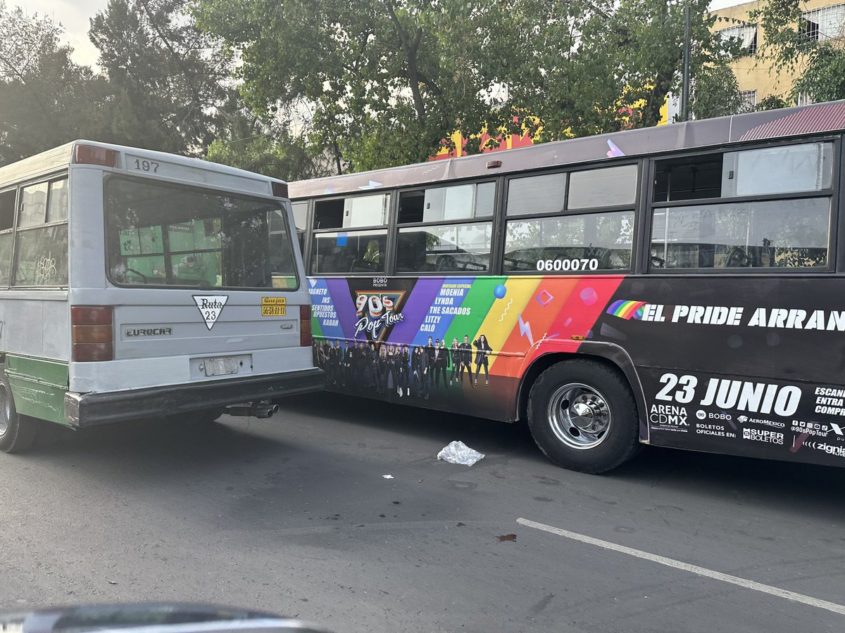 delatorremorin's tweet photo. ▶️ CLAUDIA chingando a la Ciudad hasta su último día.  
Todas las calles y avenidas cercanas al Monumento de la Revolución cerradas por la despedida de la Jefa de Gobierno. El caos es total.  La Policia de CDMX solo mira. 
Se molesta cuando le dicen “piso parejo” pero no entiende. 
Cientos de camiones de acarreados en doble vía.