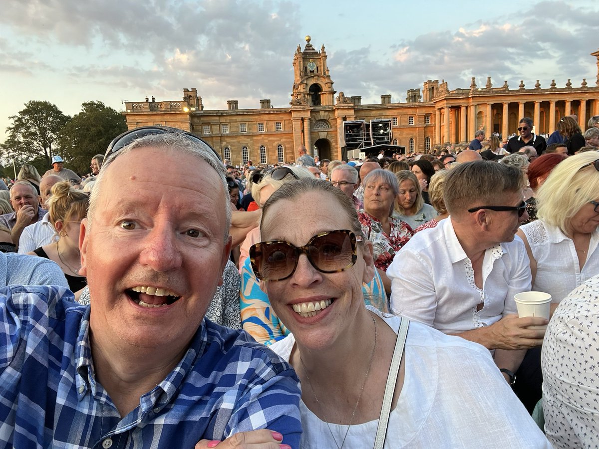 MickCoppock's tweet photo. All good here….
#LionelRichie #BleinhamPalace
#DancingOnTheCeiling #ThreeTimesALady #SayYouSayMe https://t.co/7YHA9zxXZY