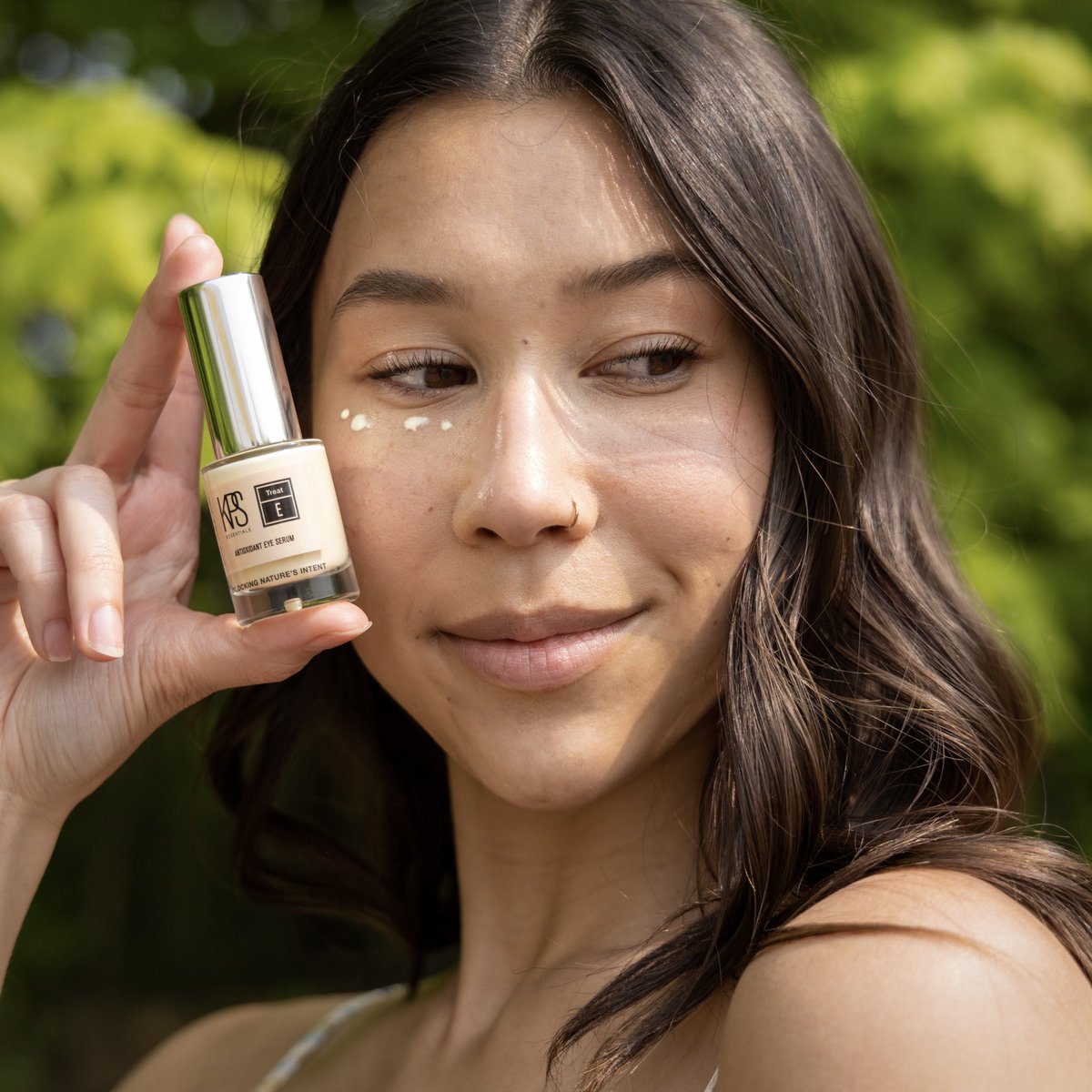 kpsessentials's tweet photo. Infused with a light citrus scent, this eye serum is an indulgent addition to any skincare routine - providing powerful anti-aging benefits such as reducing sun damage and diminishing wrinkles &amp; crow's feet for beautifully revitalized skin!

https://t.co/EnL6RKfchp https://t.co/5cm9VZymY4