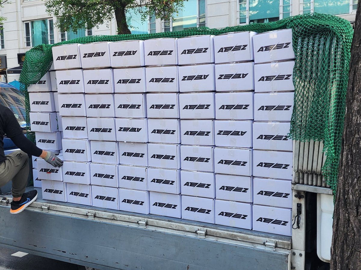 kimchamomile's tweet photo. 에이티즈 역조공.. 웬 미니캐리어를 주시네요?!! https://t.co/WR3VSzPMtQ