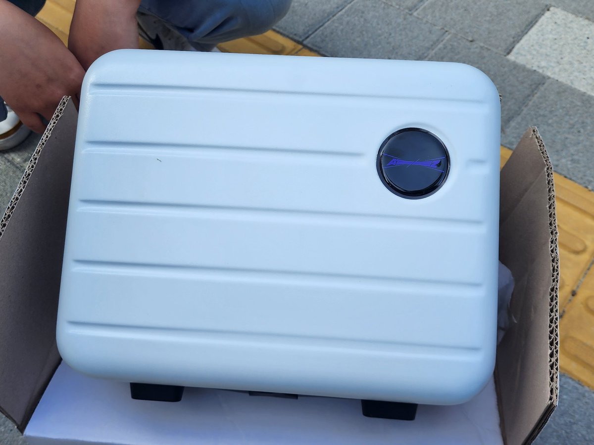 에이티즈 역조공.. 웬 미니캐리어를 주시네요?!!