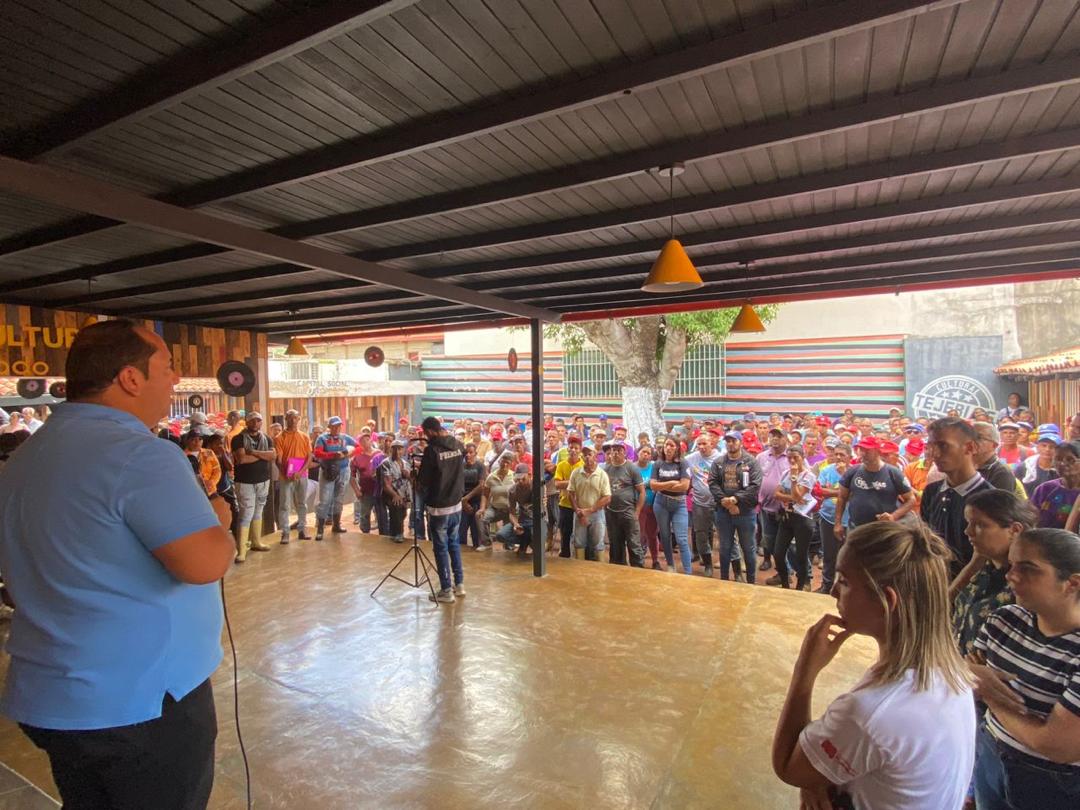 #15Jun En el contacto permanente con nuestro equipo de trabajo, hoy, pudimos escuchar propuestas y estrechar lazos con nuestros trabajadores municipales. Estamos comprometidos con avanzar y mejorar cada día.<a href="/NicolasMaduro/">Nicolás Maduro</a> <a href="/Soykarinacarpio/">Karina Carpio</a> 
#BastaDeRoboYManipulaciónImperial