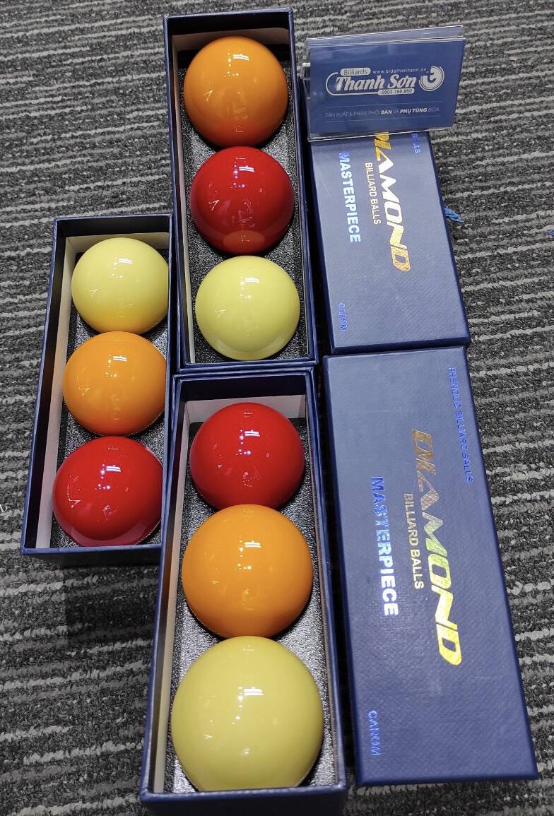 ClbBidaThanhSon's tweet image. BI LÍP 63MM – DIAMOND
XUẤT XỨ: HÀN QUỐC
KÍCH THƯỚC: 63MM
MÀU SẮC: TRẮNG – VÀNG – ĐỎ
Đơn vị Tính: Hộp 3 viên
Liên Hệ
Add: 216 Nguyễn Thái Bình, p.12, Tân Bình, TP.HCM.
phone:  0903 160 860
Email: thanhson.club@gmail.com
#poolballs #billiardballs #bida #billiards