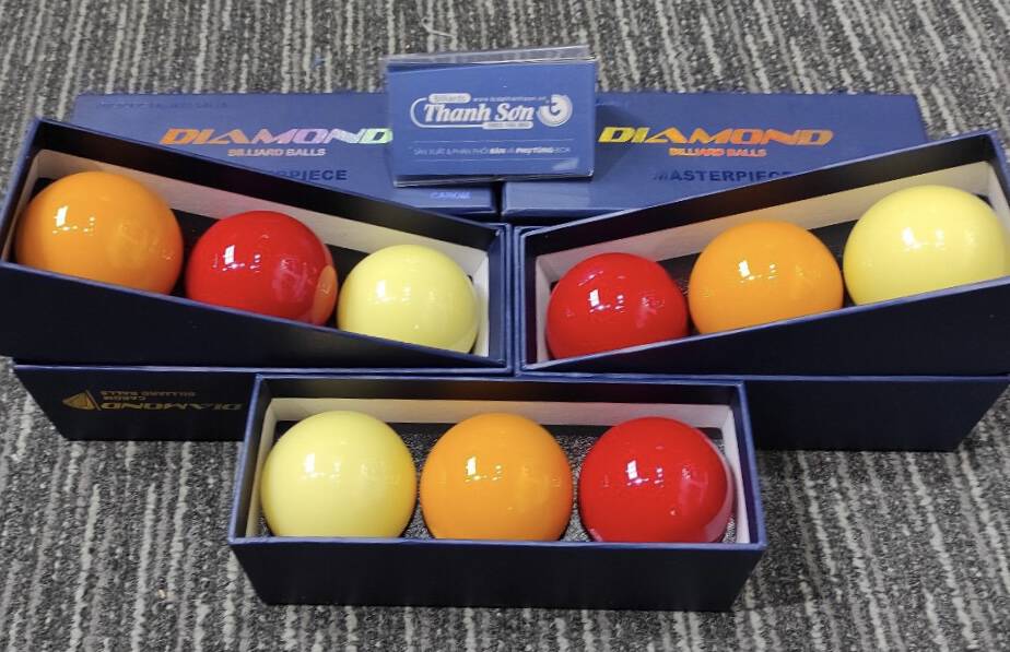 ClbBidaThanhSon's tweet image. BI LÍP 63MM – DIAMOND
XUẤT XỨ: HÀN QUỐC
KÍCH THƯỚC: 63MM
MÀU SẮC: TRẮNG – VÀNG – ĐỎ
Đơn vị Tính: Hộp 3 viên
Liên Hệ
Add: 216 Nguyễn Thái Bình, p.12, Tân Bình, TP.HCM.
phone:  0903 160 860
Email: thanhson.club@gmail.com
#poolballs #billiardballs #bida #billiards