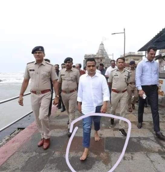 AlkeshBjp's tweet photo. ૧૫૬ સીટ એમ નો આવે ભાઈ, એમનાં માટે પોતાની જનતા માટે ગમે તે સંજોગોમાં, ગમે તે સંકટમાં અળવણ પગે અડિખમ ઉભું રહેવું પડે છે..ગુજરાતનાં ગૃહમંત્રી શ્રી @sanghaviharsh જીને મારાં વંદન તથા અન્ય તમામ નેતાઓને આપણે વધાવવા જોઈએ કે દિવસરાત પોતાનાં રાજ્યની પ્રજાની સેવા, સુરક્ષા અને સલામતી https://t.co/Bl53PDTtzD