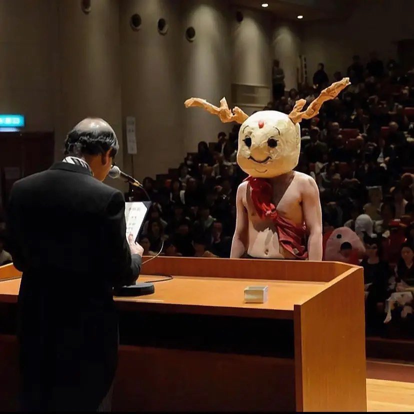 culturainquieta's tweet photo. La Universidad permite a sus estudiantes vestir como quieran en su ceremonia de graduación.

La Universidad de Kyoto es la segunda más antigua y una de las mejor clasificadas en toda Asia.  Es considerada uno de los lugares más prestigiosos y serios para estudiar en Japón. https://t.co/SFkj6KuUO7