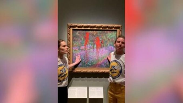 viaggrego's tweet photo. Due #Attivisti #Eco-#Terroristi Imbrattano un #Quadro di #Monet al #Museo di #Stoccolma: ma la #Svezia #Non è certo l’#Italia, #Arrestate! https://t.co/Cj49SF07ek https://t.co/T7Jnfwa4vF