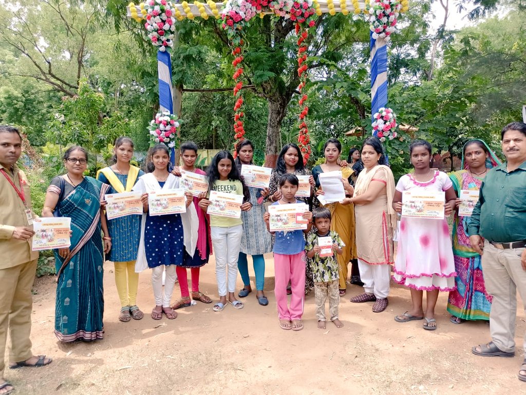 #OdishaPostalCircle celebrates #RajaMahotsav #WomenEmpowerment

#FestiveSeason
#GiftingSeason

Opening and gifting of #SukanyaSamridhiYojana accounts and 
#MahilaSammanSavingsCertificates to female members of family at Angul, Odisha.
#Investmnet #IndiaPost #PostOffice