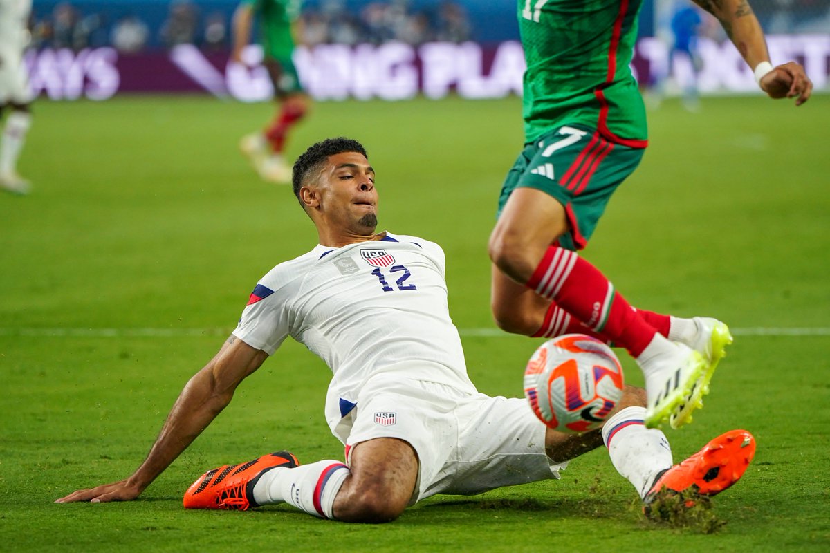 CBSSportsGolazo's tweet image. Miles Robinson has played against Mexico in 4 competitive matches, playing 380 minutes in those games. 

Mexico have not scored against Robinson. Rock. 🪨