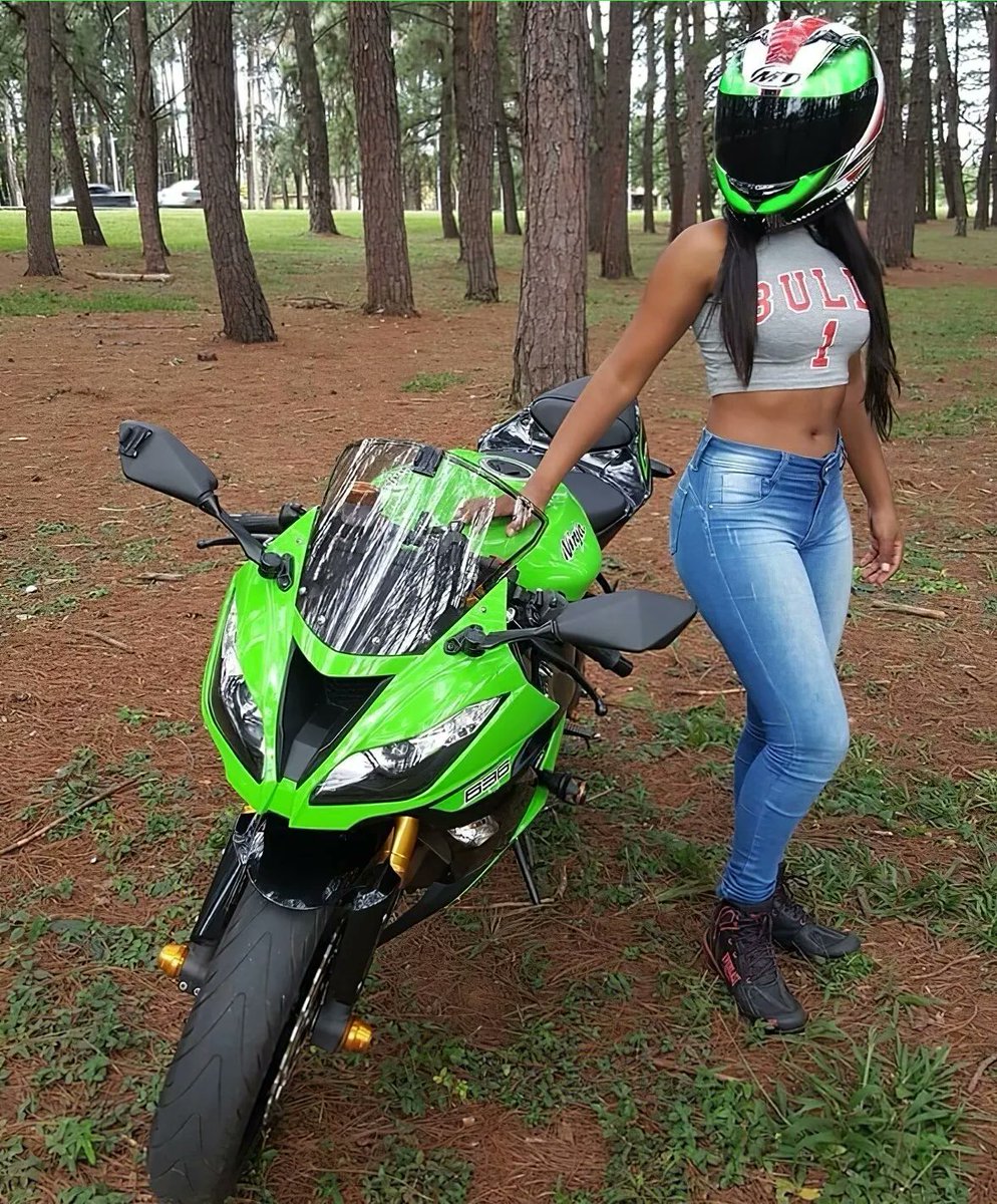 Kawasaki Ninja ZX-6R

#BikerGirl