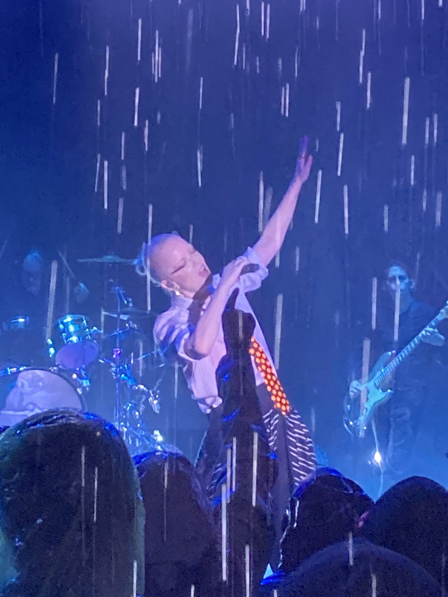 Why are shows in the rain always the best? Hearing Shirley Manson of @garbage sing “I’m Only Happy When It Rains” IN THE POURING RAIN tonight was the incredible!