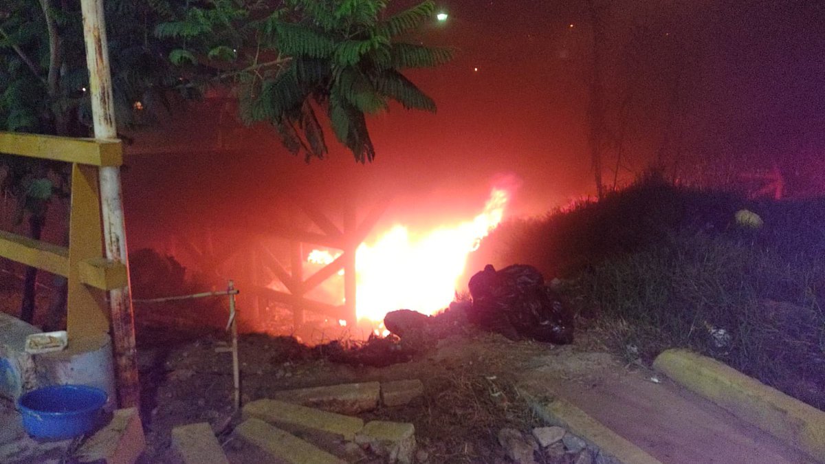 Peatonsito's tweet photo. Prenden fuego en este momento a basura acumulada en el Río Atoyac Puente Bicentenario.

#Oaxaca enfrenta crisis de residuos sin precedentes por no contar con un sitio de disposición final (rellenos sanitarios).

Vía @ELPINERO https://t.co/vKgc37OFGK
