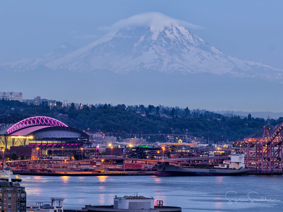 The floating mountain!!! #Tahoma/#MountRainier wearing a #lenticularcloud cap tonight, as seen from #Seattle. She has lost so much snow already :(