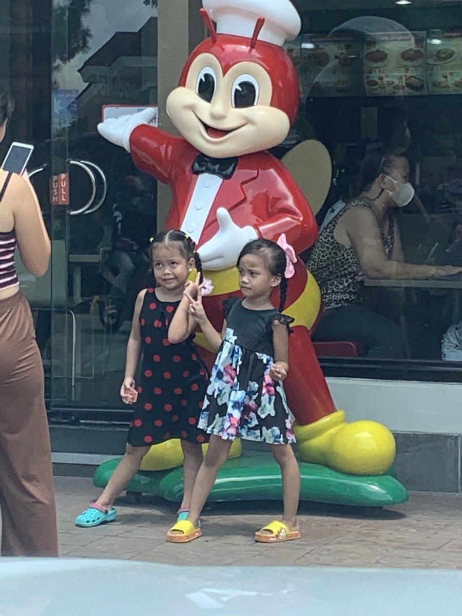 They're taking a pic with jollibee❤️