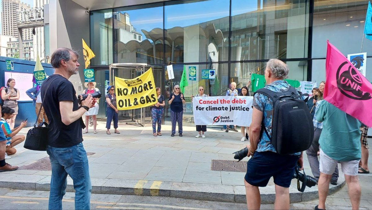 money_rebellion's tweet photo. Activists were outside #Ipieca's offices on Monday morning to highlight it's detrimental role in climate negotiations
@IPIECA does not uphold the Paris Agreement, instead it played a key role in coordinating international oil industry
The president of Cop28 is Sultan Al-Jaber https://t.co/hlpWfJq6iw