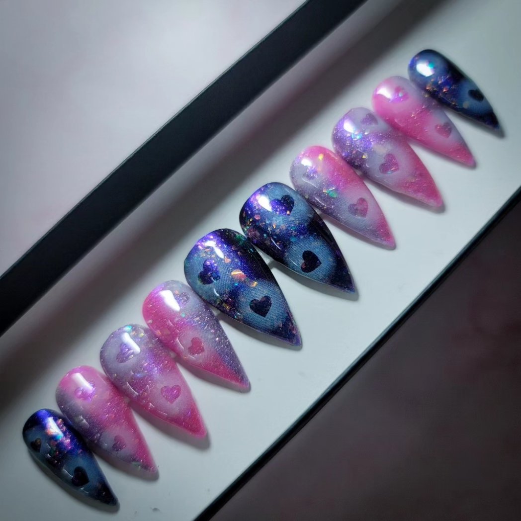 DeadGirlClaws's tweet photo. Divine painted on my Medium Stiletto style Press on Nails 🔥. This beauty is thermal reactive, meaning it changes color based on being in warmer/cooler temperatures 😍🔥 https://t.co/KIou7l1HMd