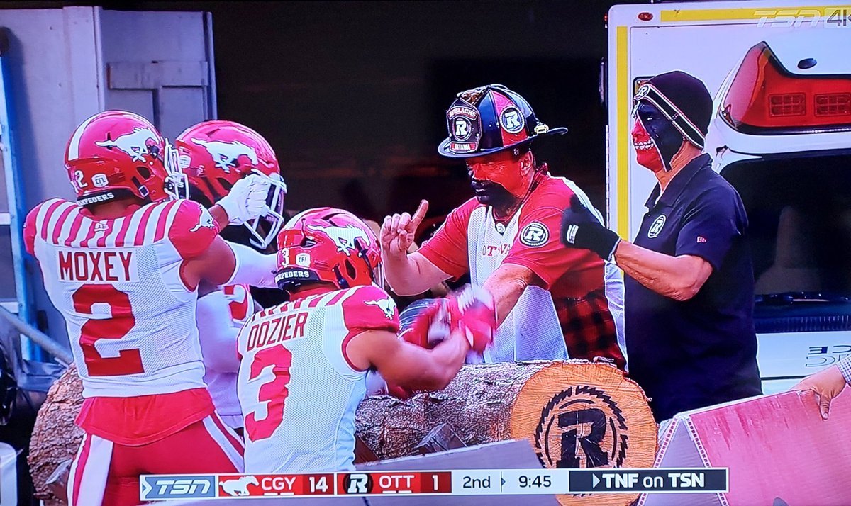 My lord this is savage. Calgary Stampeders just did the chainsaw celly on the Ottawa REDBLACKS. Lumberjack = Not Impressed
#RepFromSectionX #CFL #JoinTheHerd 🦌