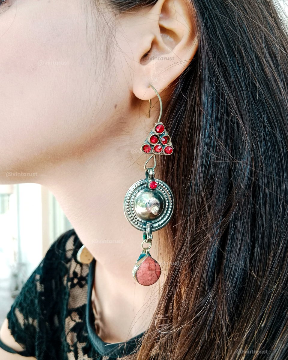 Ethnic Red Stone Dangle Earrings.

Shop Now:
buff.ly/45gb2Ha

#gemstonejewelry #gemstoneearrings #vintagejewelry #vintageearrings #vintarust  #handmadeearrings #dangleearrings #chandelierearrings #goldearrings #earrings #pearlearrings #jewelrydesign #jewelry #handamde