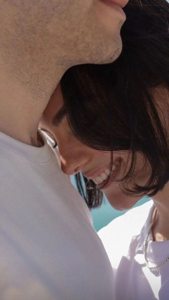 الشخص الذي يجعلُك من أساسيات يومه ، يستحقُ أن تبني لهُ في قلبك وطناً يليقُ بِه.❤️