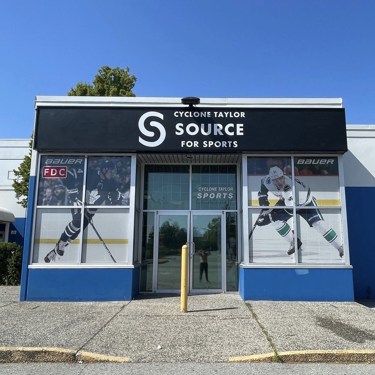 New store signage 2.0, who dis? 😎 Our #Richmond Pro Shop has its new @SourceNation sign up out front – next time you’re at Richmond Ice Centre, check it out! 👍 #sourceforsports #hockey #lacrosse #smallbusiness #since1957 @BauerHockey